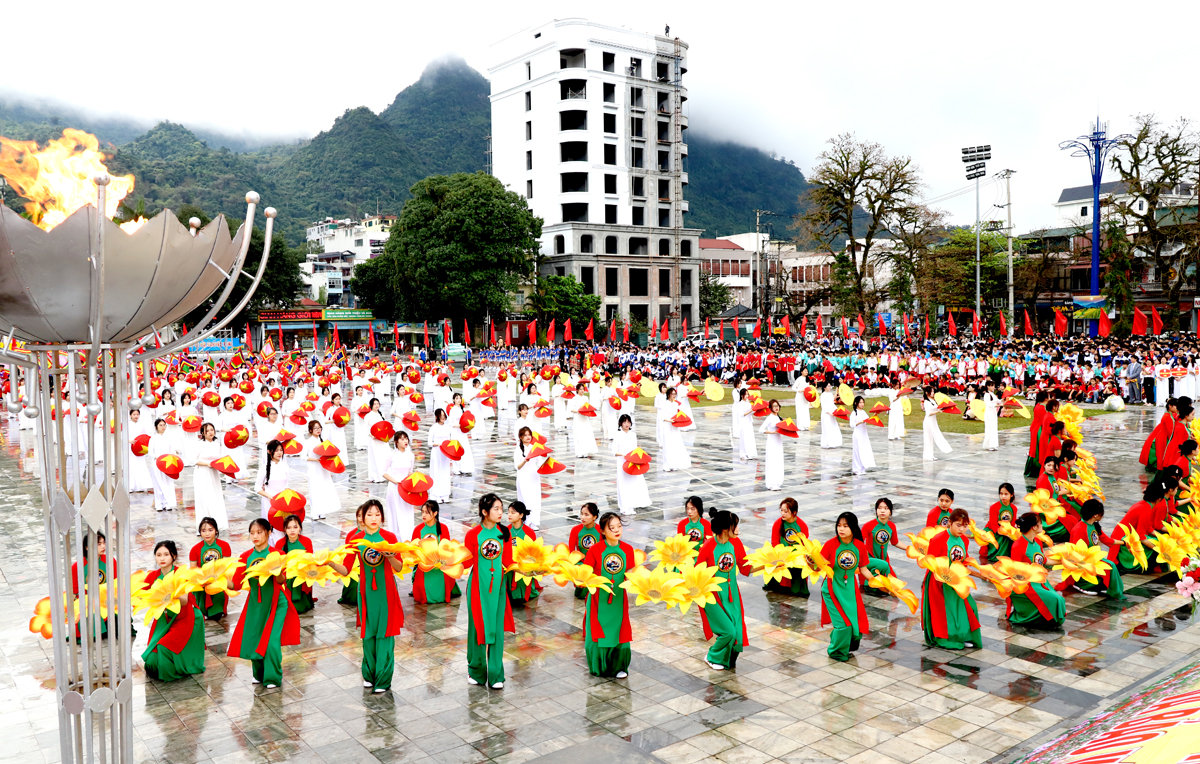 Đồng diễn của ĐVTN ở thành phố Hà Giang trong ngày khai mạc Hội khỏe Phù Đổng tỉnh Hà Giang năm 2024.
