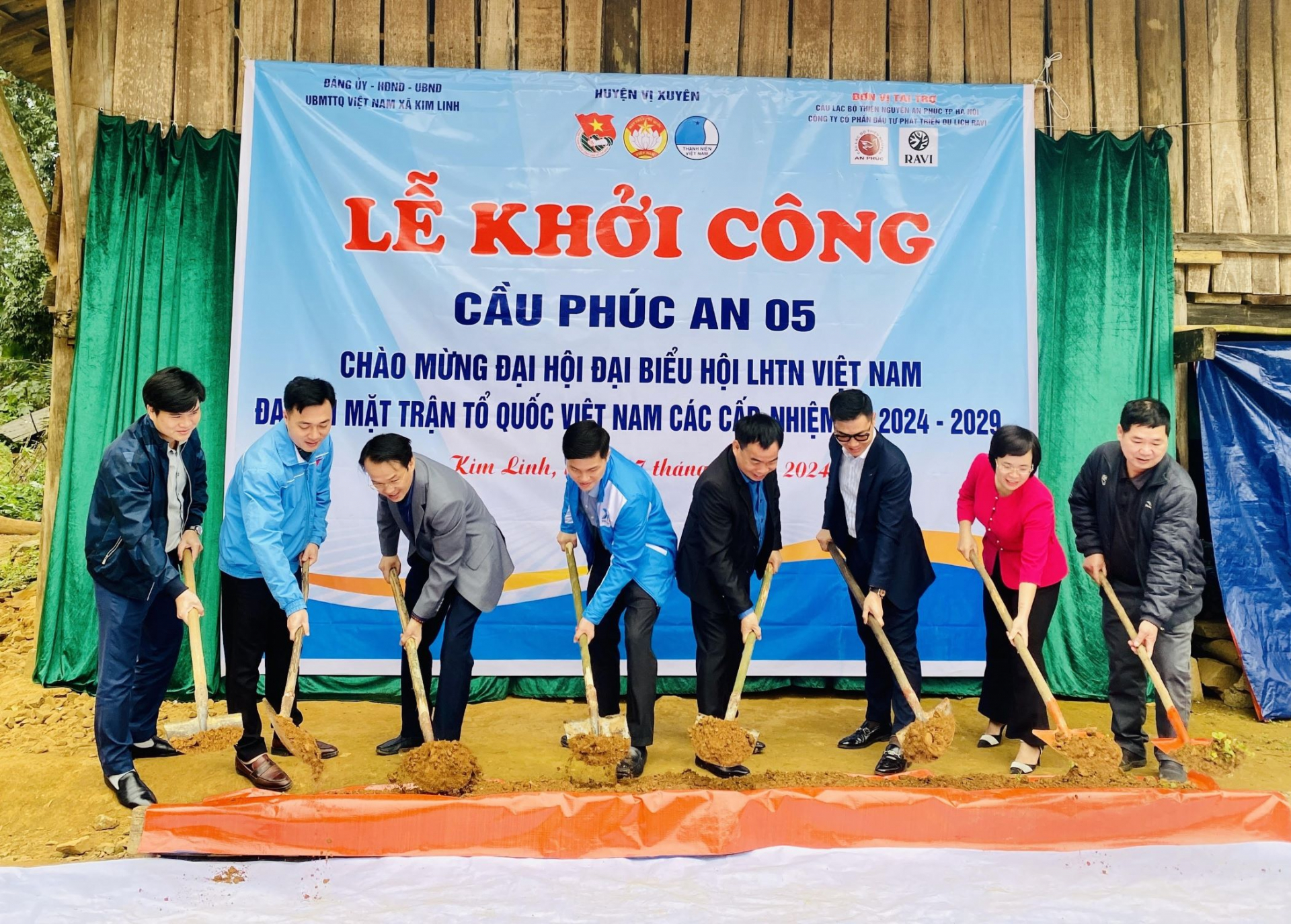 Lãnh đạo Tỉnh đoàn, Ủy ban MTTQ huyện Vị Xuyên và các đơn vị tài trợ khởi công xây dựng cầu Phúc An 05 tại xã Kim Linh.