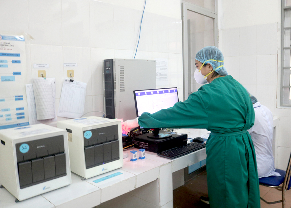 Kỹ thuật viên Khoa cận lâm sàng, Bệnh viện Phổi Hà Giang xét nghiệm Gene Xpert phát hiện vi khuẩn lao.