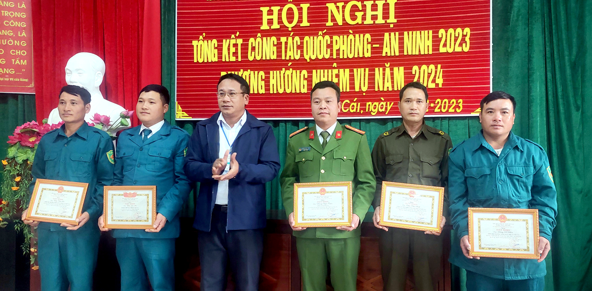  Lãnh đạo xã Xín Cái khen thưởng các cá nhân có thành tích xuất sắc trong thực hiện nhiệm vụ quân sự, quốc phòng năm 2023.