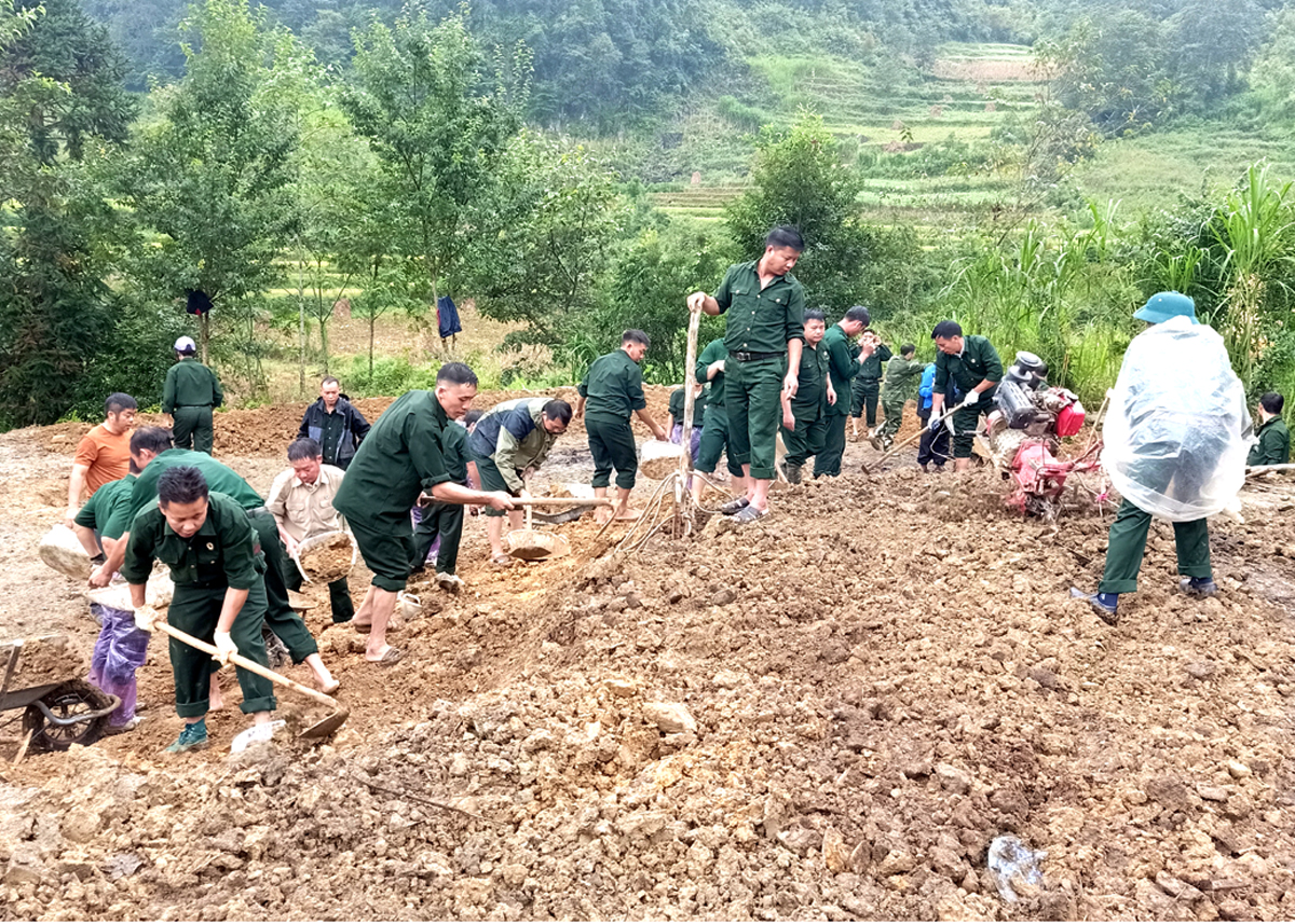 Hội Cựu chiến binh huyện Đồng Văn vận động hội viên hỗ trợ ngày công xây dựng nhà cho hội viên nghèo.