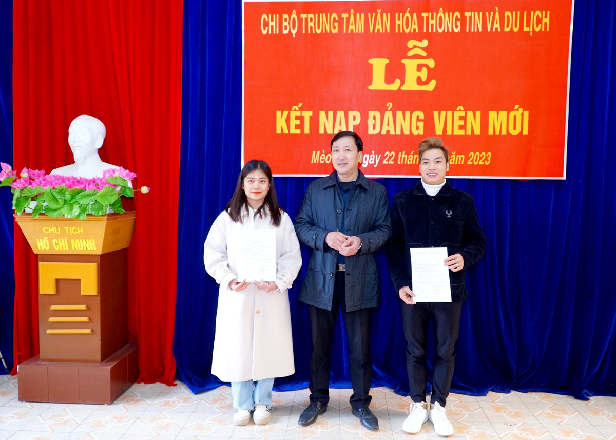 Kết nạp đảng viên mới tại Chi bộ Trung tâm Văn hóa thông tin và Du lịch huyện Mèo Vạc.