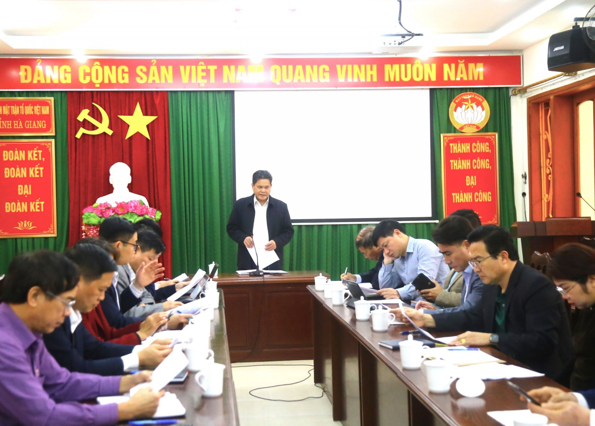 Chủ tịch Ủy ban MTTQ tỉnh Vàng Seo Cón kết luận hội nghị.
