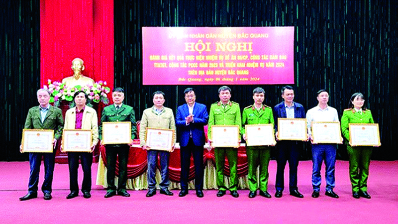 Lãnh đạo huyện Bắc Quang trao Giấy khen cho các cá nhân có thành tích trong thực hiện Đề án 06. 
