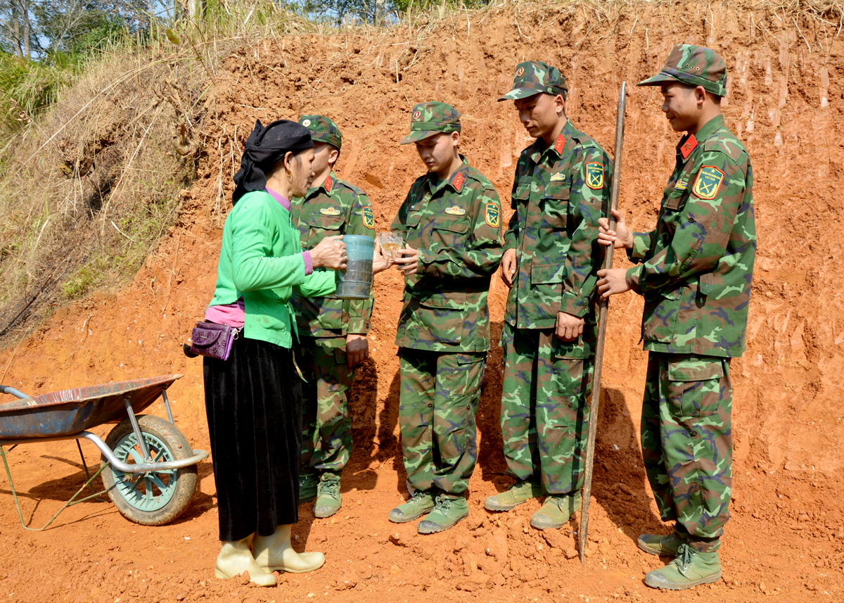 Cán bộ, chiến sỹ BCH Quân sự tỉnh làm nhiệm vụ tại cơ sở luôn nhận được sự quan tâm của bà con nhân dân địa bàn.