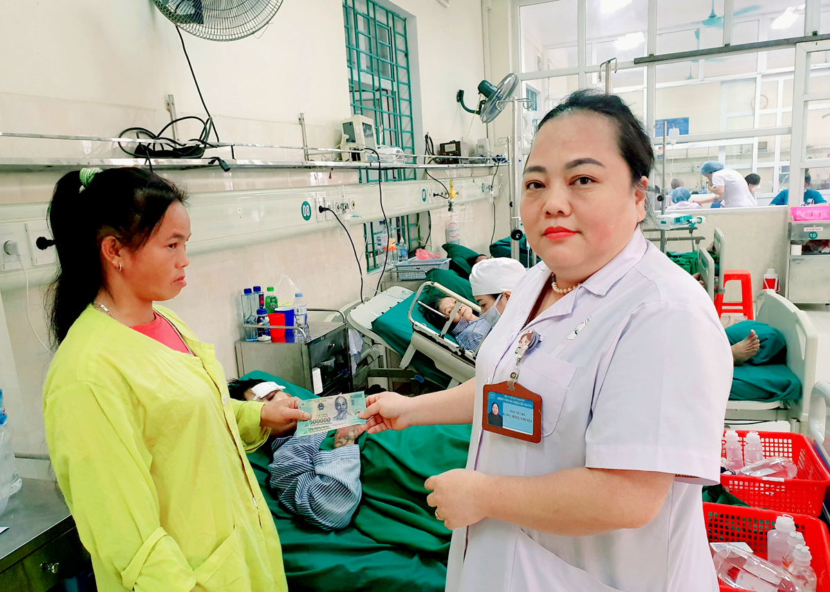 Bác sỹ Dương Hồng Chuyên trao tiền hỗ trợ cho bệnh nhân có hoàn cảnh khó khăn điều trị tại Bệnh viện Đa khoa tỉnh.