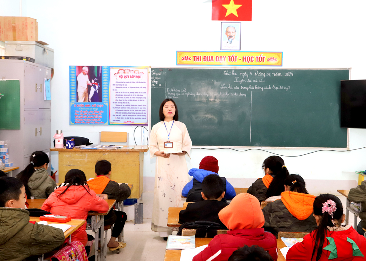 Nhà giáo ưu tú Nguyễn Thị Lành trong giờ lên lớp.