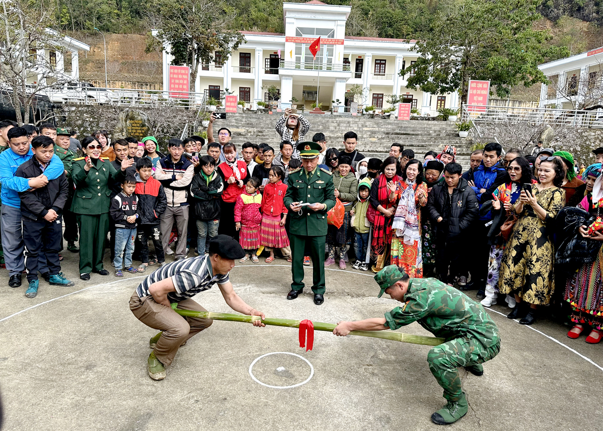 Quân và dân tham gia thể thao trong Ngày hội Biên phòng toàn dân tại Đồn Biên phòng Lũng Cú (Đồng Văn).