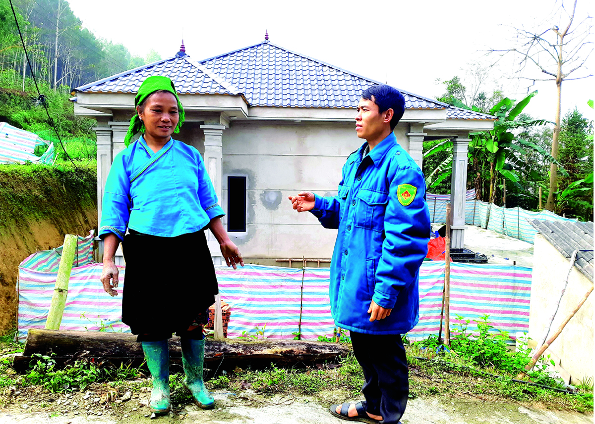 Ngôi nhà đang xây dựng của hộ bà Vàng Thị Mến, thôn Táo Thượng, xã Bản Ngò (Xín Mần) có con trai đi lao động ngoài tỉnh gửi tiền về.
