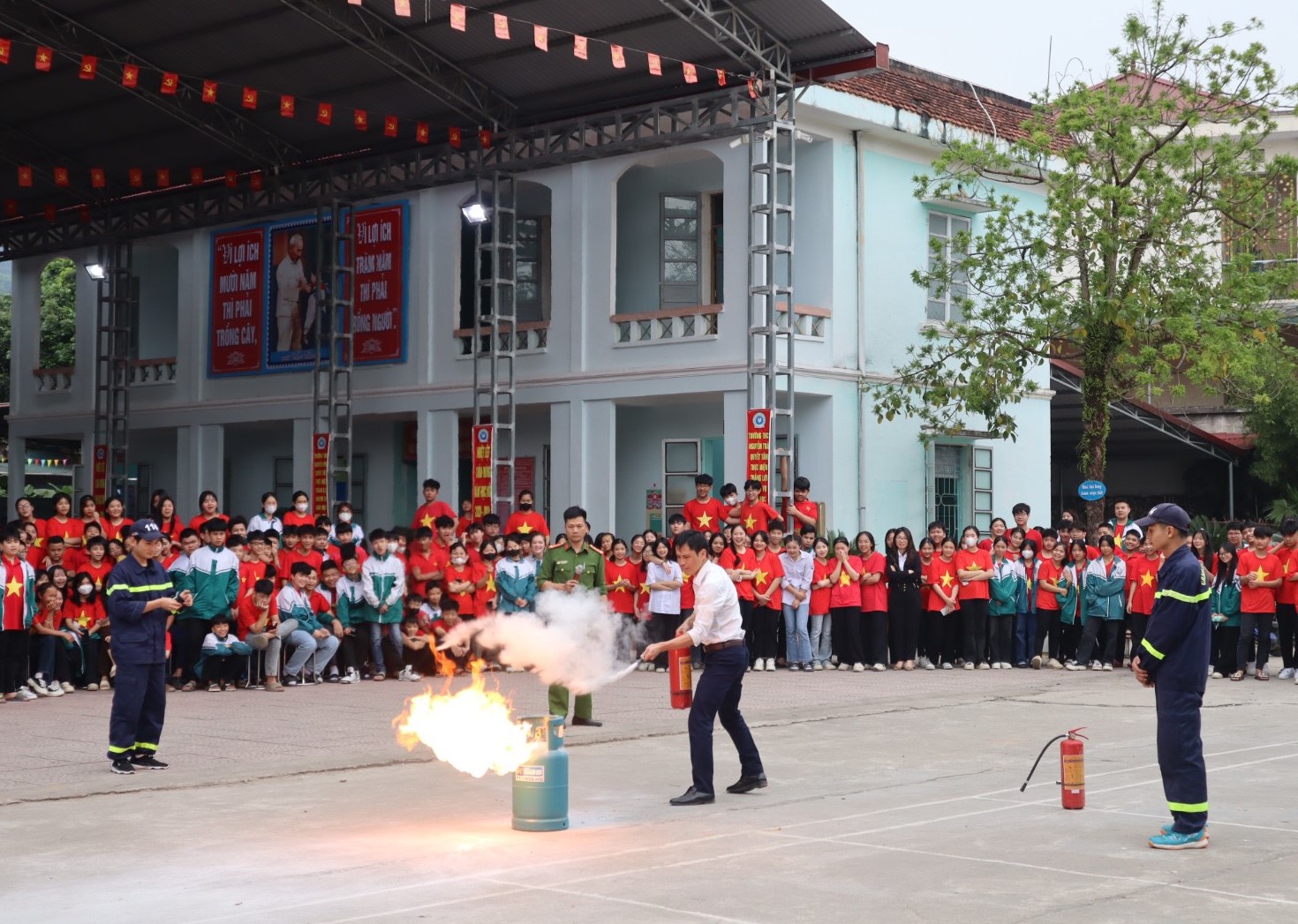Lực lượng Cảnh sát PCCC và CNCH Công an tỉnh hướng dẫn kỹ năng PCCC cho giáo viên và học sinh Trường THCS Nguyễn Trãi, thị trấn Việt Quang (Bắc Quang).