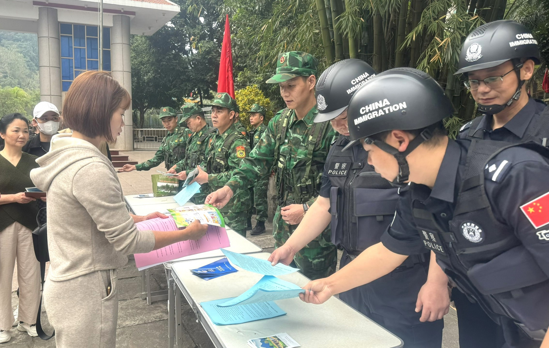 Đội tuần tra Đồn Biên phòng Cửa khẩu Quốc tế Thanh Thủy (Vị Xuyên) và Đội tuần tra Trạm kiểm soát xuất, nhập cảnh Thiên Bảo (Trung Quốc) tuyên truyền, phát tờ rơi cho cư dân biên giới.