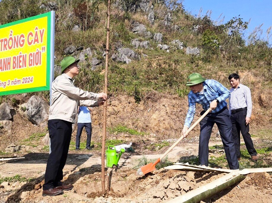Các đồng chí lãnh đạo huyện tham gia trồng cây tại xã Phú Lũng.