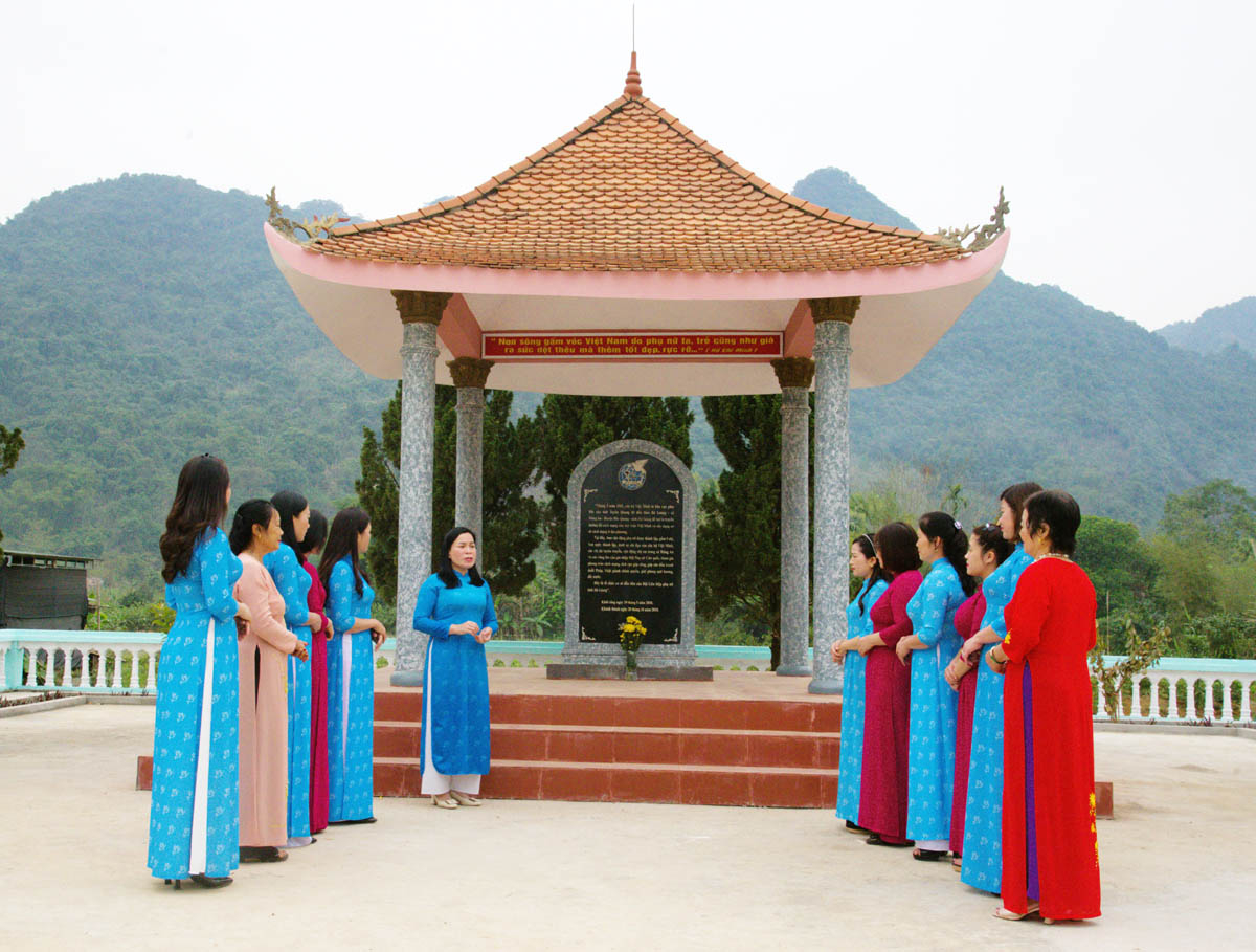 Lãnh đạo Hội LHPN tỉnh giới thiệu cho cán bộ, hội viên về cơ sở đầu tiên của Hội tại thôn Bó Loỏng, xã Hùng An (Bắc Quang).