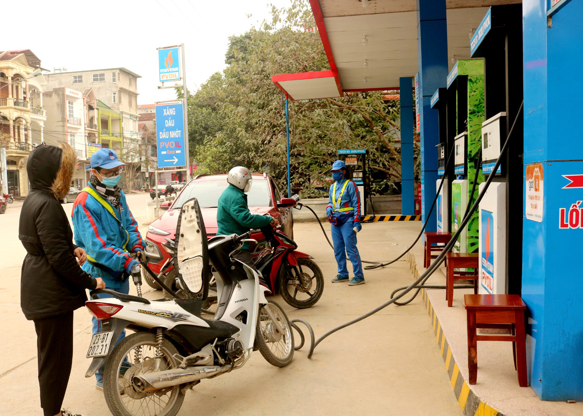 Nhân viên PVOIL Hà Giang tận tình phục vụ khách hàng.
