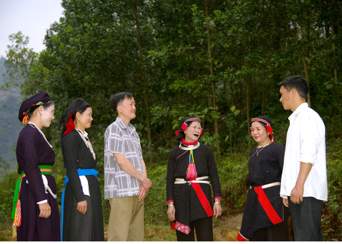 Thành viên Tổ quản lý, bảo vệ rừng thôn Khun, xã Bằng Lang (Quang Bình) tuyên truyền, nâng cao nhận thức bảo vệ rừng cho người dân.
