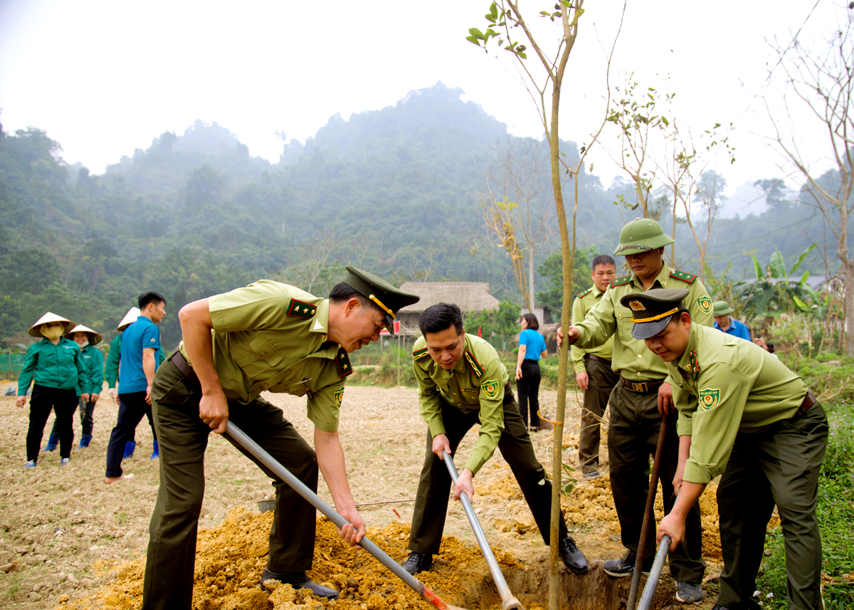 Kiểm lâm huyện Quang Bình trồng cây tạo cảnh quan gắn với phát triển du lịch cộng đồng tại thôn Khun, xã Bằng Lang.