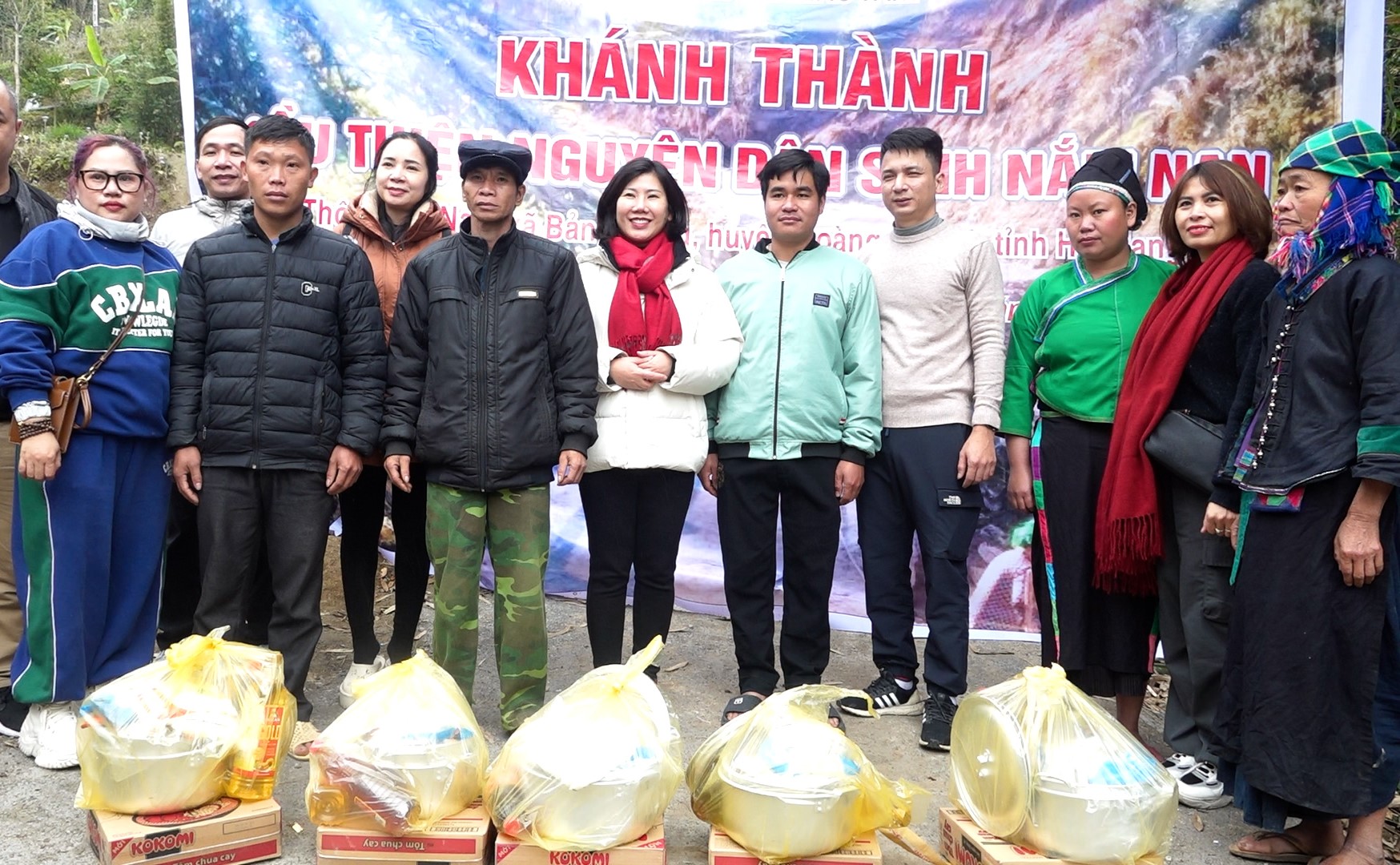 Các nhà hảo tâm trao quà cho người dân 3 thôn Nắm Nan, Thiêng Rầy và Nhìu Sang.