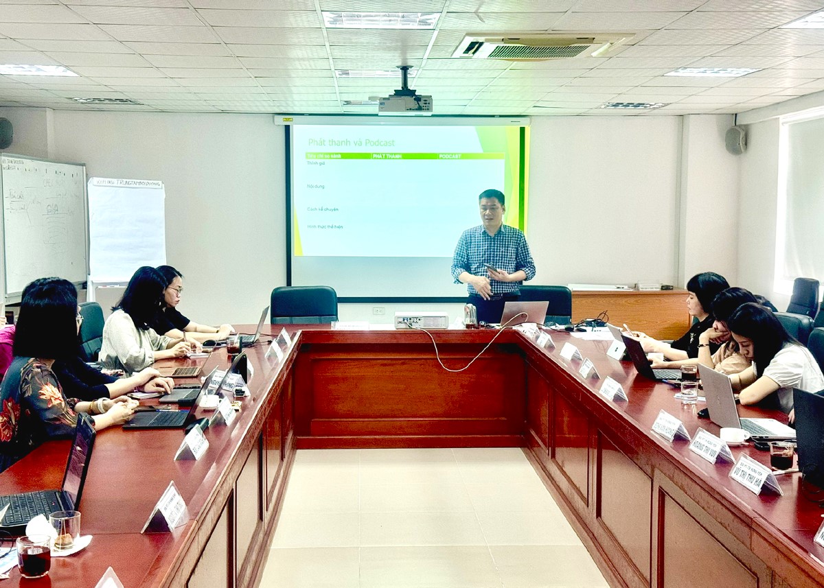Nhà báo, Tiến sĩ Đồng Mạnh Hùng, Trưởng Ban Thư ký biên tập, Đài Tiếng nói Việt Nam truyền đạt tại lớp bồi dưỡng.