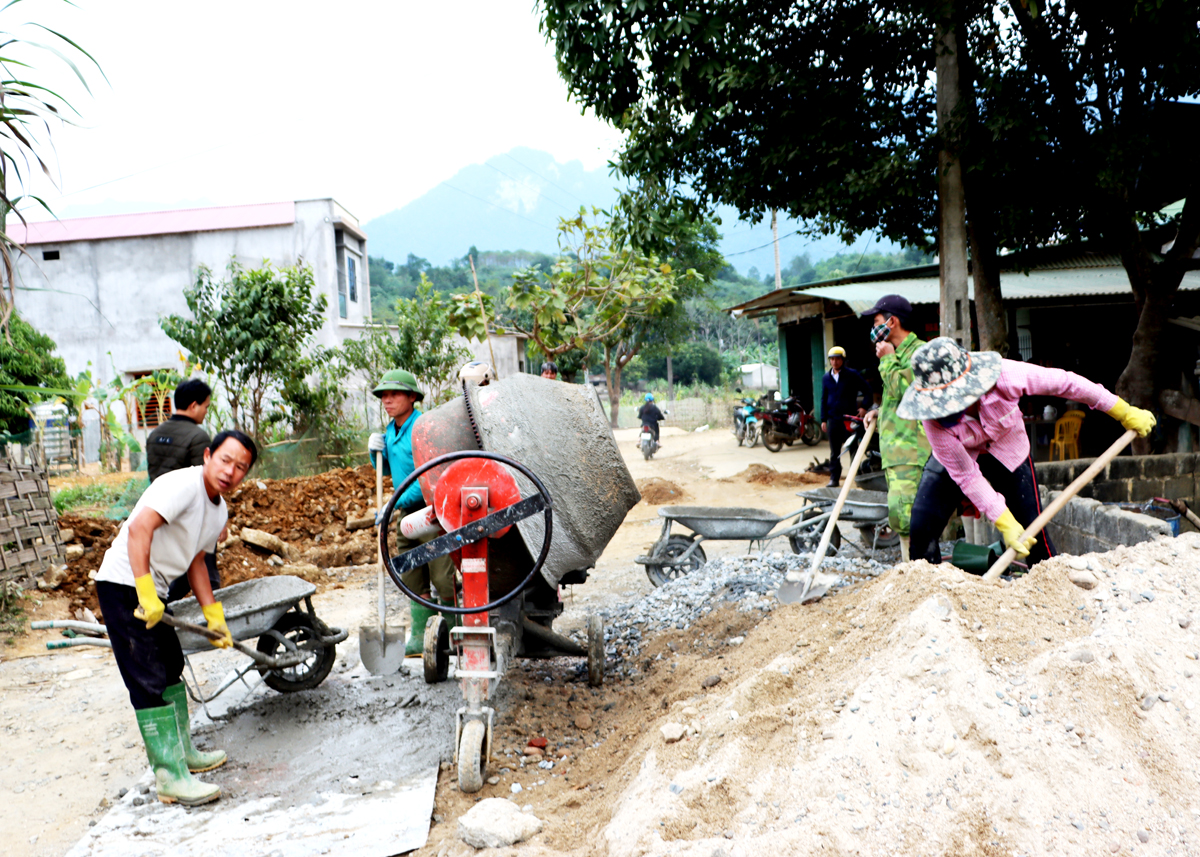 Người dân xã Linh Hồ (Vị Xuyên) chung tay xây dựng Nông thôn mới.