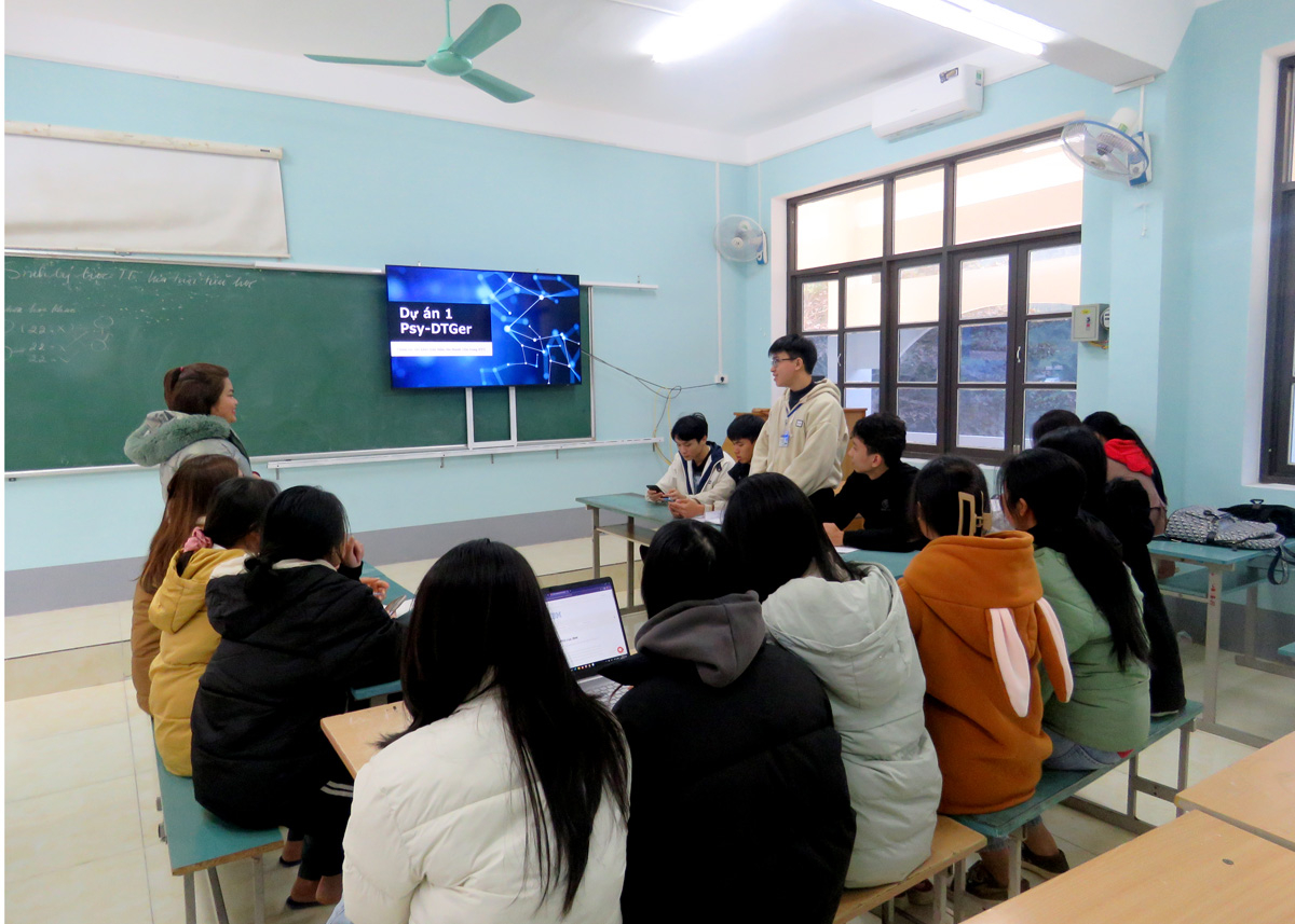 Sinh viên Phân hiệu Đại học Thái Nguyên tại Hà Giang thảo luận cùng giảng viên trong nghiên cứu khoa học.