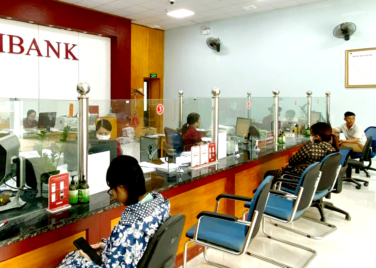 Khách hàng giao dịch tại Agribank chi nhánh huyện Hoàng Su Phì.
