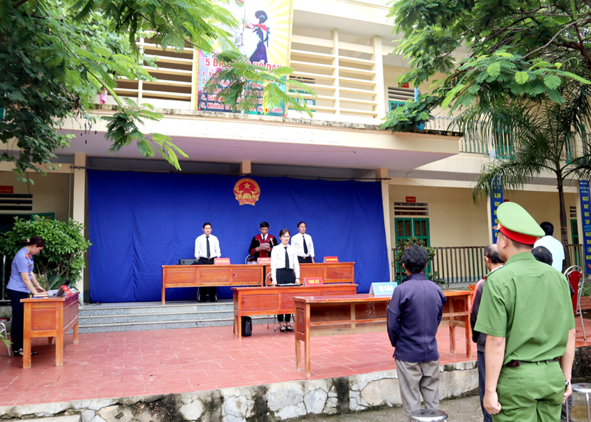 Xét xử lưu động vụ án trồng cây thuốc phiện tại xã Ngam La.
