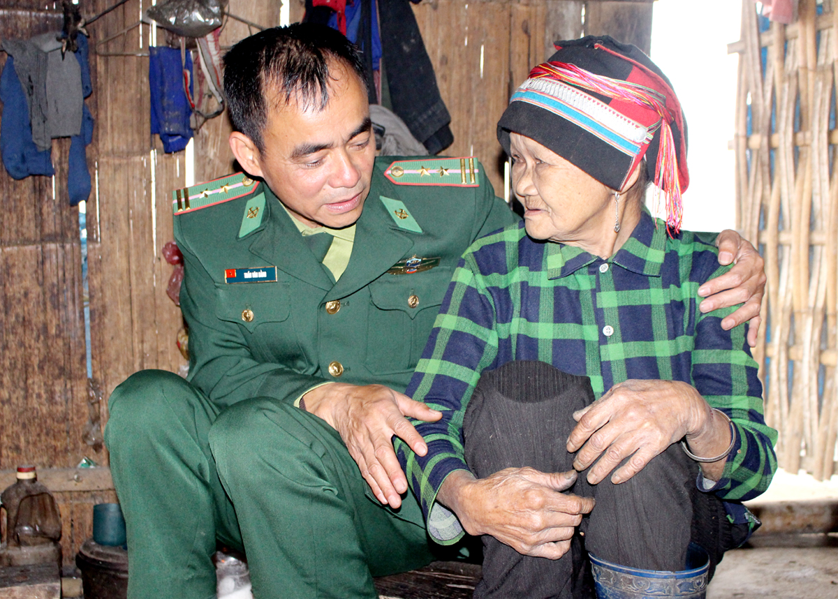 Người lính mang quân hàm xanh Trần Văn Bằng luôn quan tâm, gần gũi với nhân dân vùng biên.
