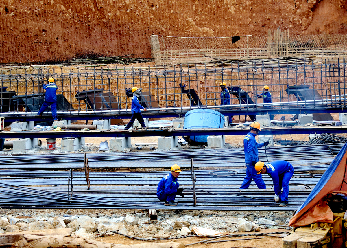 Công nhân thi công các hạng mục trên tuyến cao tốc Tuyên Quang - Hà Giang.