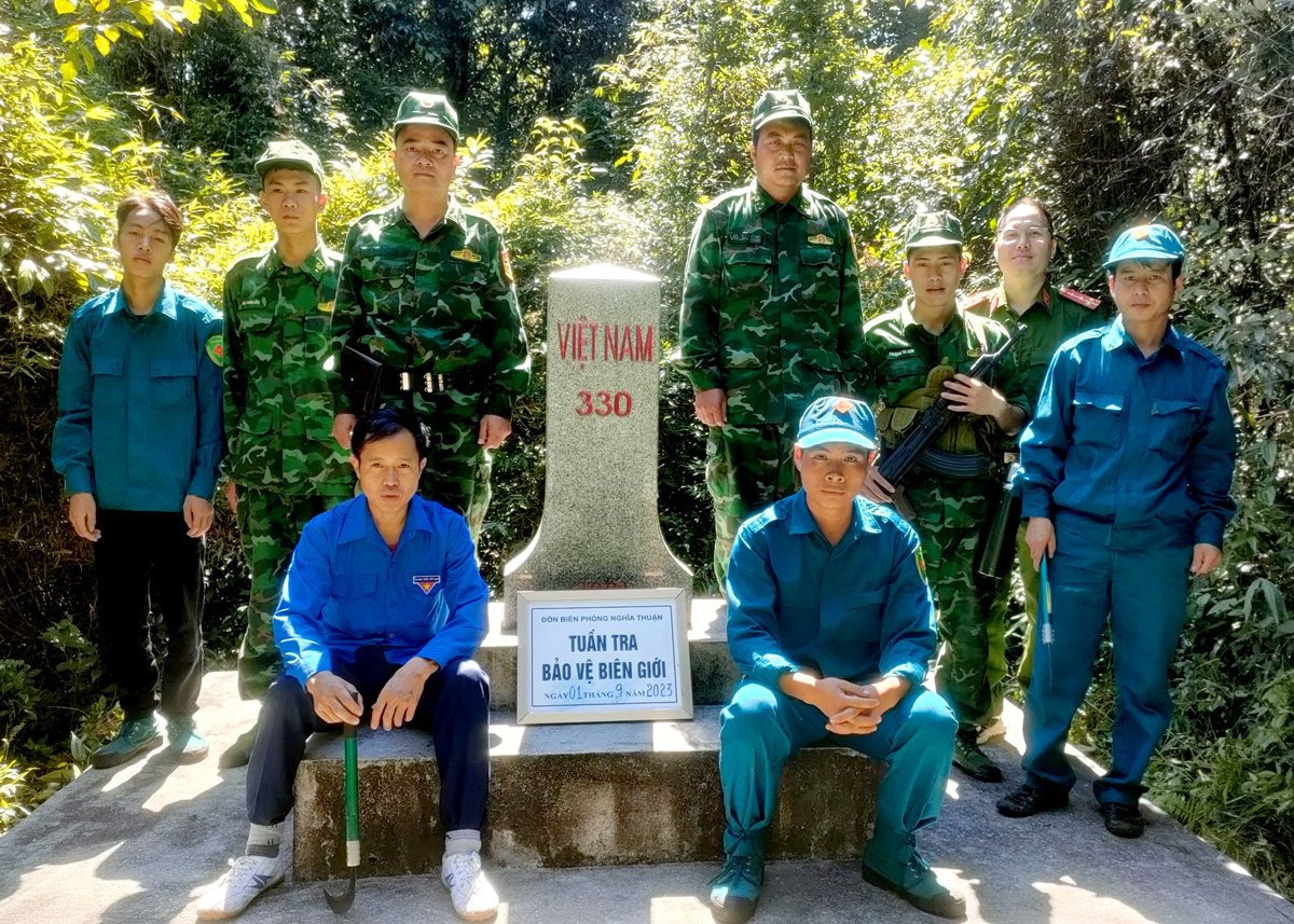 Đoàn viên, thanh niên xã Nghĩa Thuận cùng cán bộ, chiến sỹ Đồn Biên phòng Nghĩa Thuận tại Mốc 330 trong chuyến tuần tra biên giới.