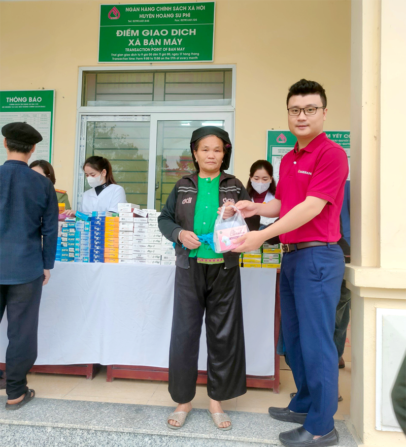 Đoàn Thanh niên Agribank Hà Giang phối hợp tổ chức khám bệnh, phát thuốc miễn phí cho người dân xã Bản Máy (Hoàng Su Phì).