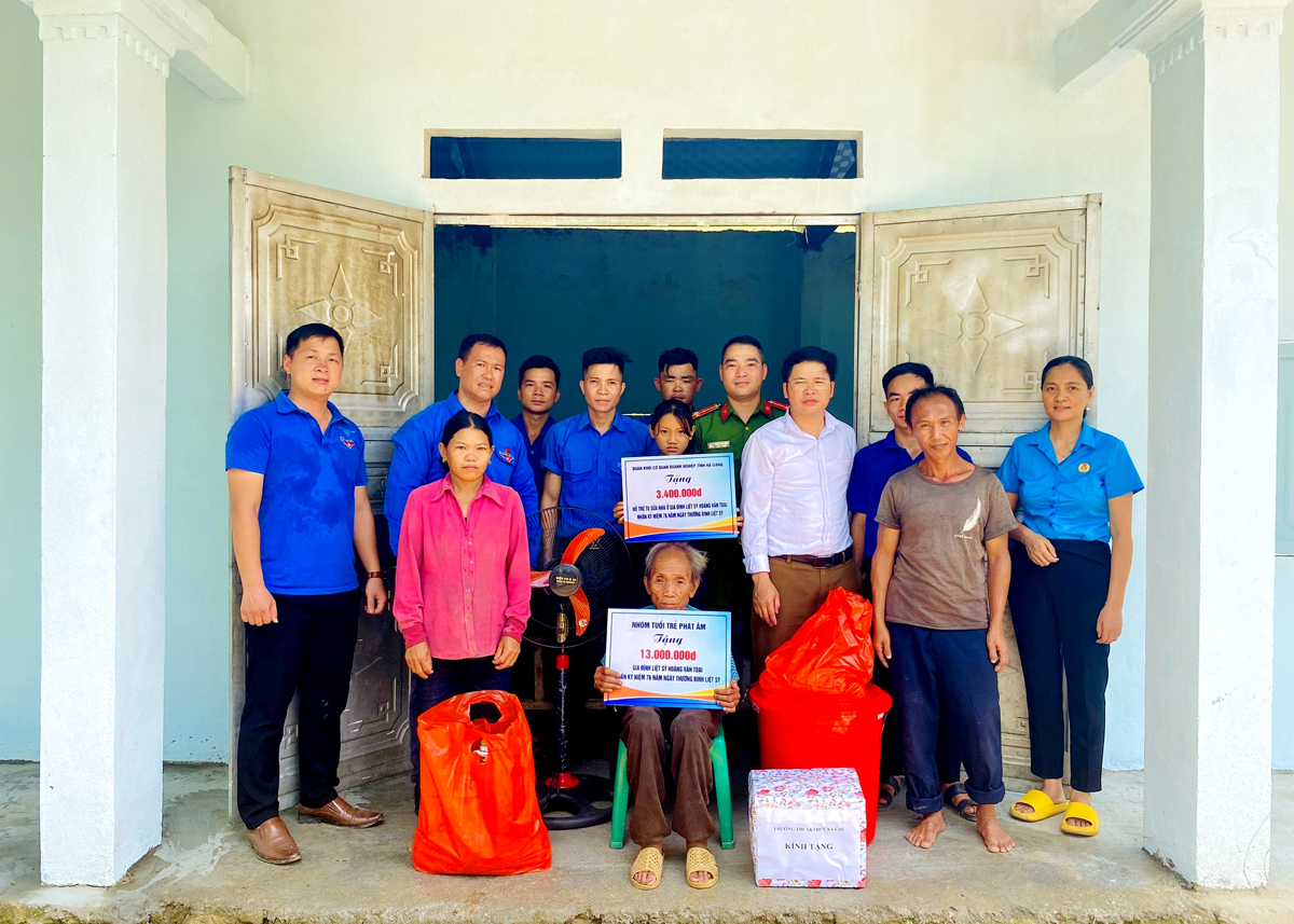 Huyện đoàn Xín Mần kết nối, trao tiền hỗ trợ xây dựng nhà ở cho các gia đình liệt sỹ tại xã Nà Chì.