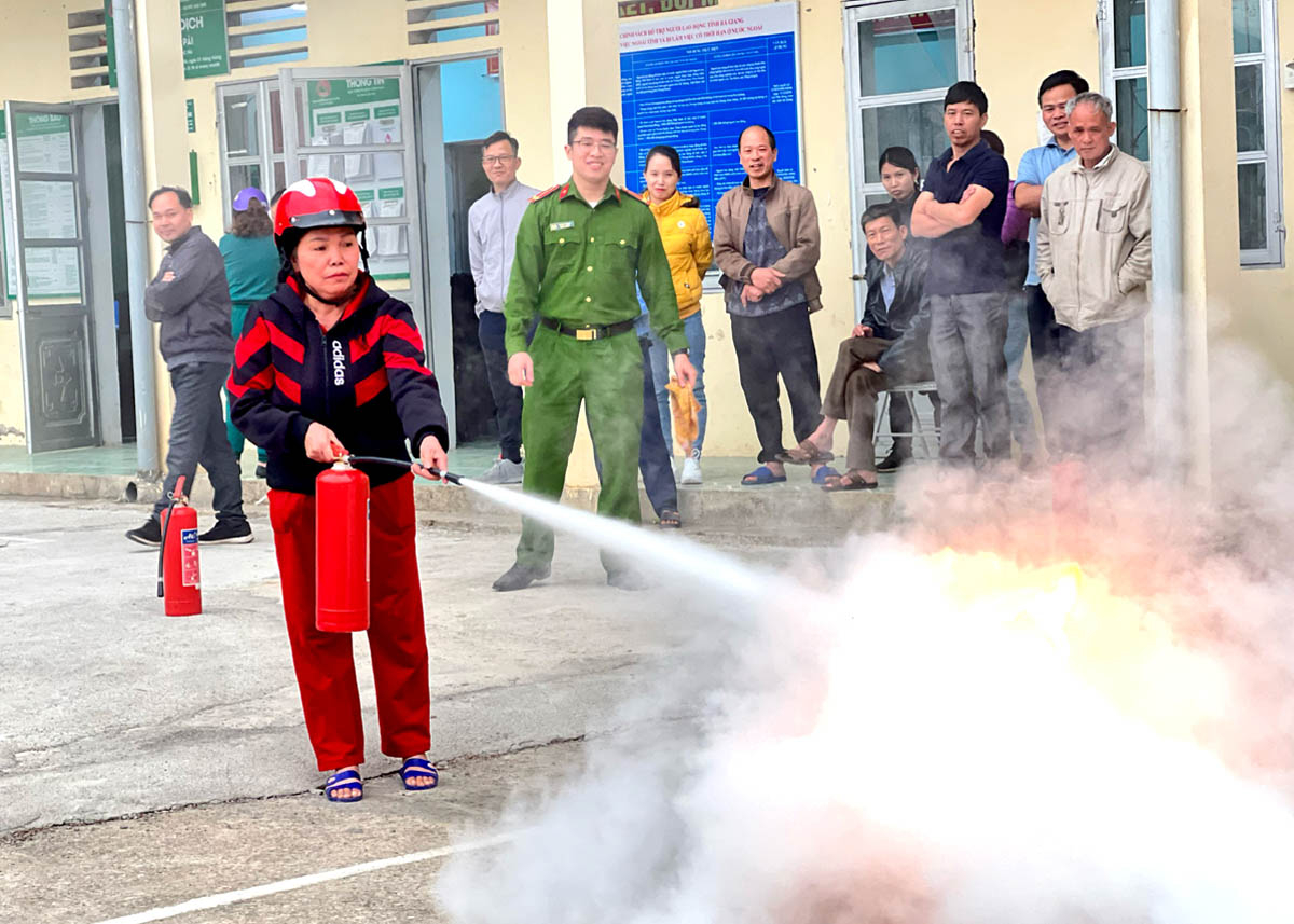 Người dân thị trấn Cốc Pài thực hành về phòng cháy, chữa cháy.