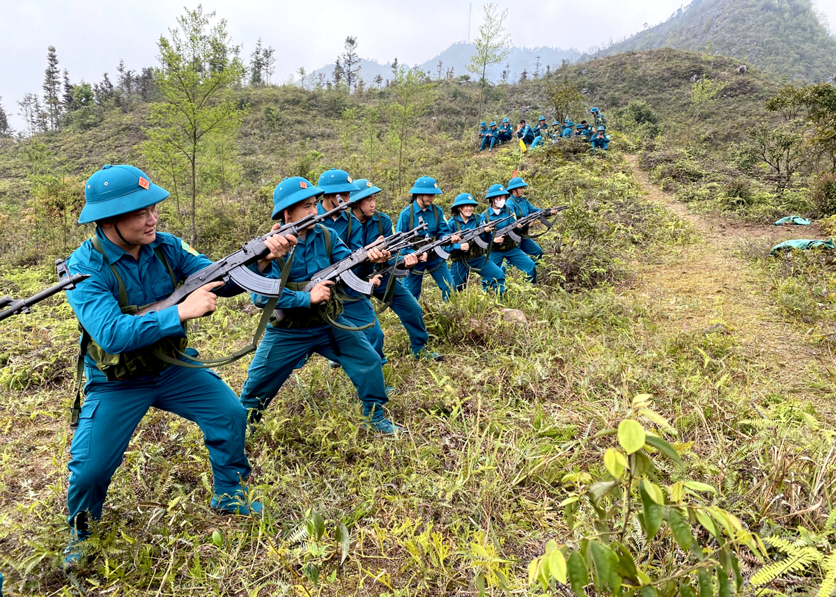 Huấn luyện lực lượng dân quân tự vệ tại xã Tả Lủng (Mèo Vạc). 