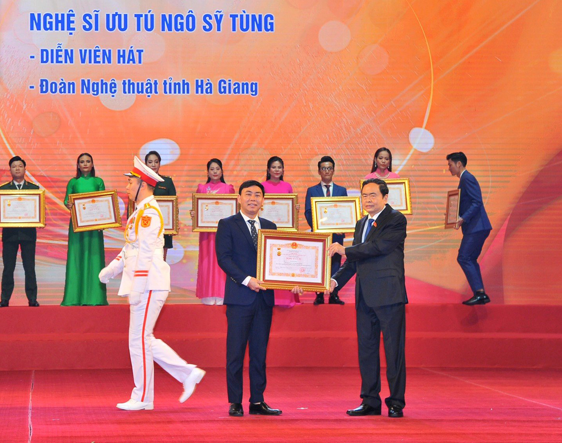 Phó Chủ tịch Thường trực Quốc Hội Trần Thanh Mẫn trao danh hiệu Nghệ sĩ Ưu tú cho Nhạc sĩ Ngô Sĩ Tùng