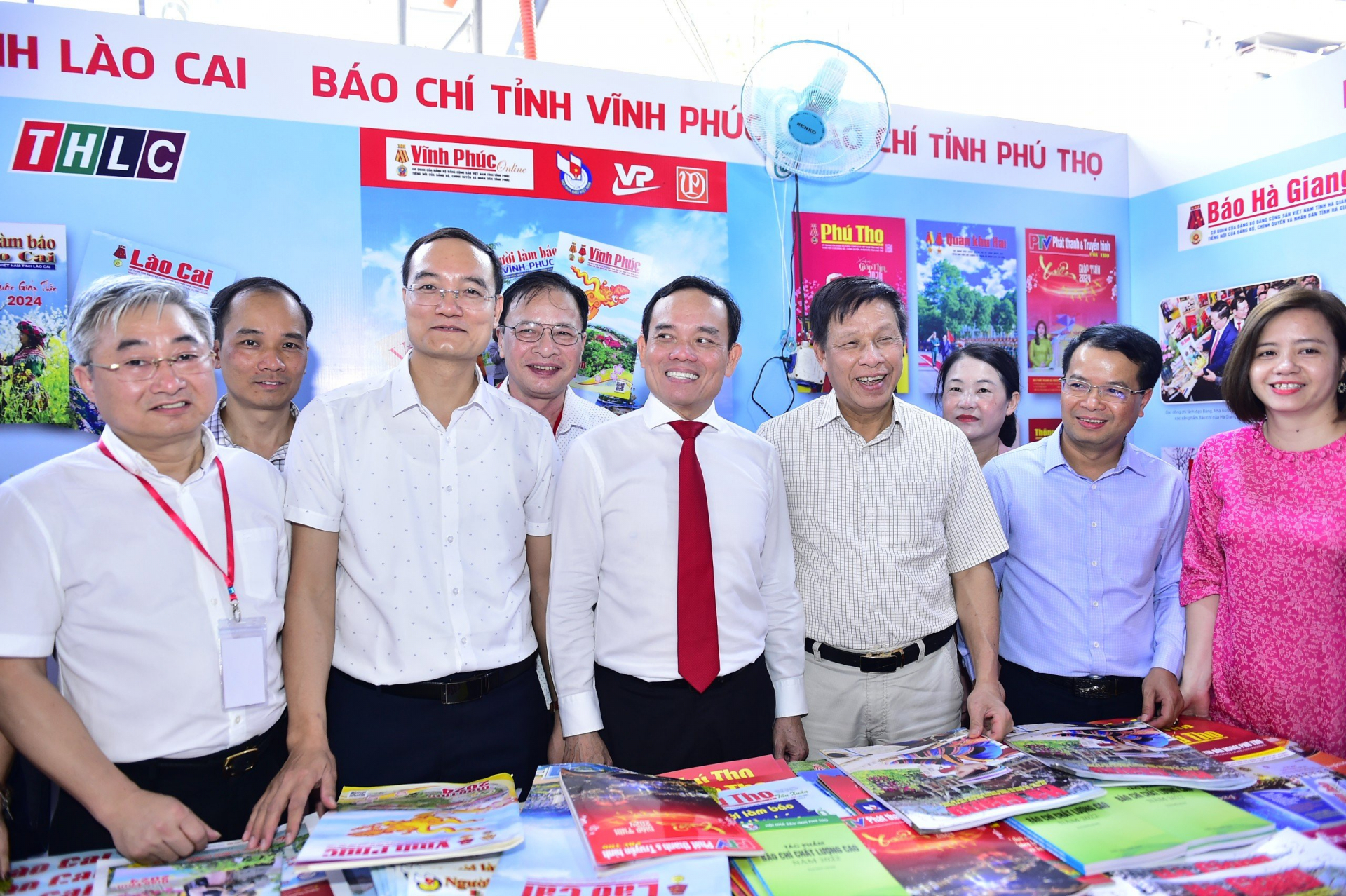 Phó Thủ tướng Chính phủ Trần Lưu Quang tham quan và chụp ảnh lưu niệm tại gian trưng bày của Hội Nhà báo các tỉnh miền núi Tây Bắc. 