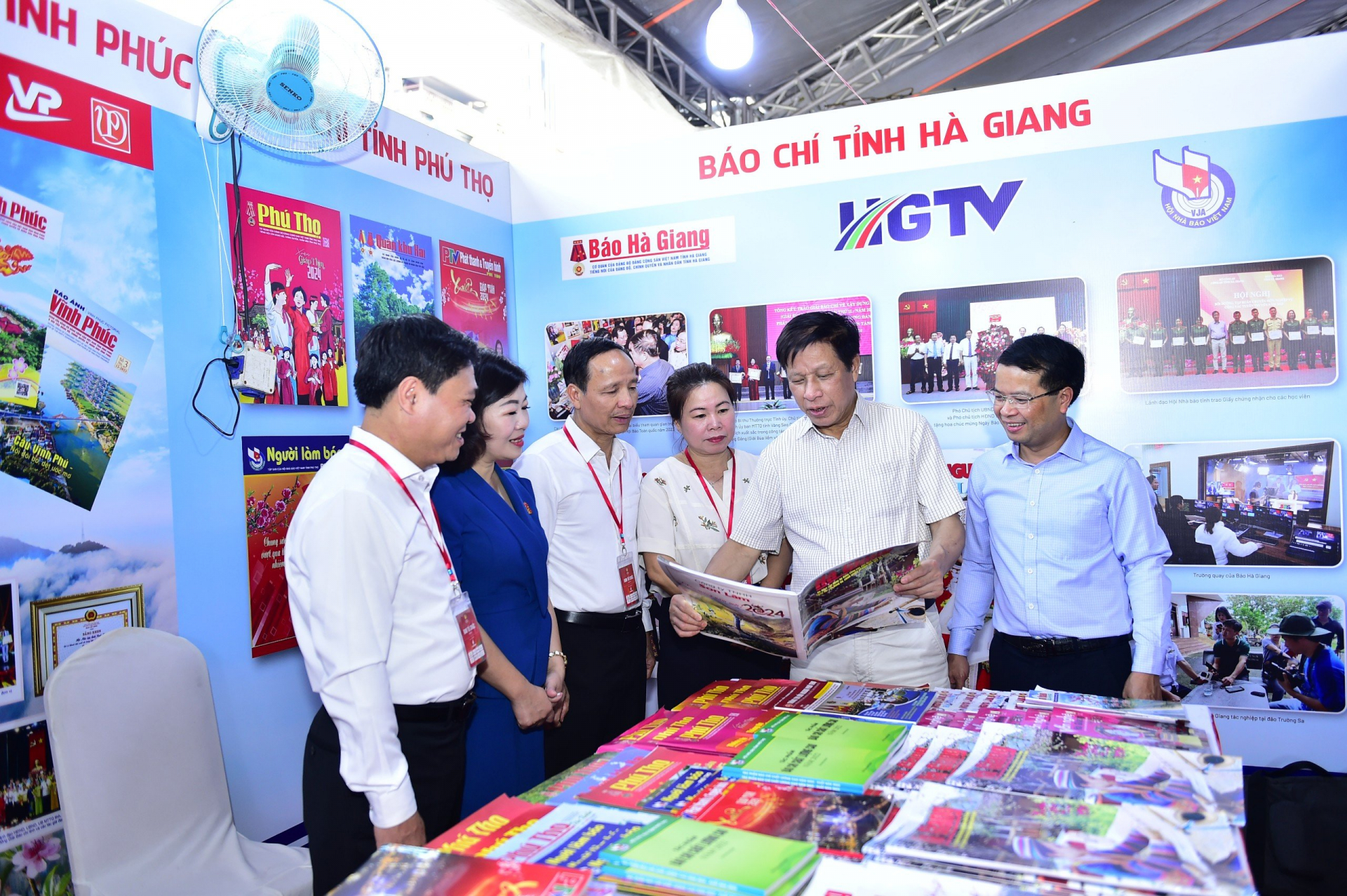 Các đại biểu tham quan các ấn phẩm báo chí của tỉnh Hà Giang tại Hội báo.