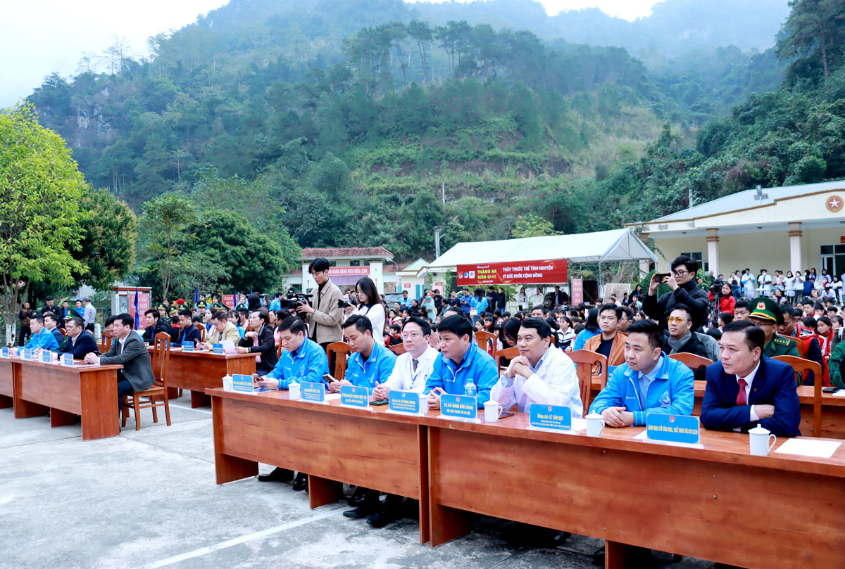 Các đại biểu dự chương trình.
