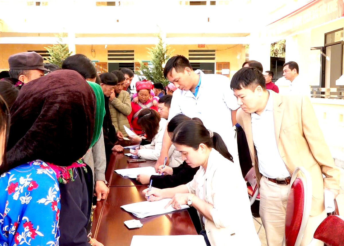 Người dân thực hiện thủ tục đăng ký khám bệnh.