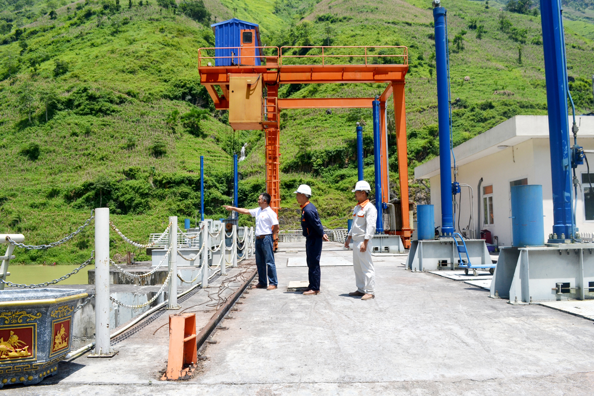 Officers of Nho Que 1 Hydropower Plant (Meo Vac) inspect the work of ensuring the safety of the reservoir dam.