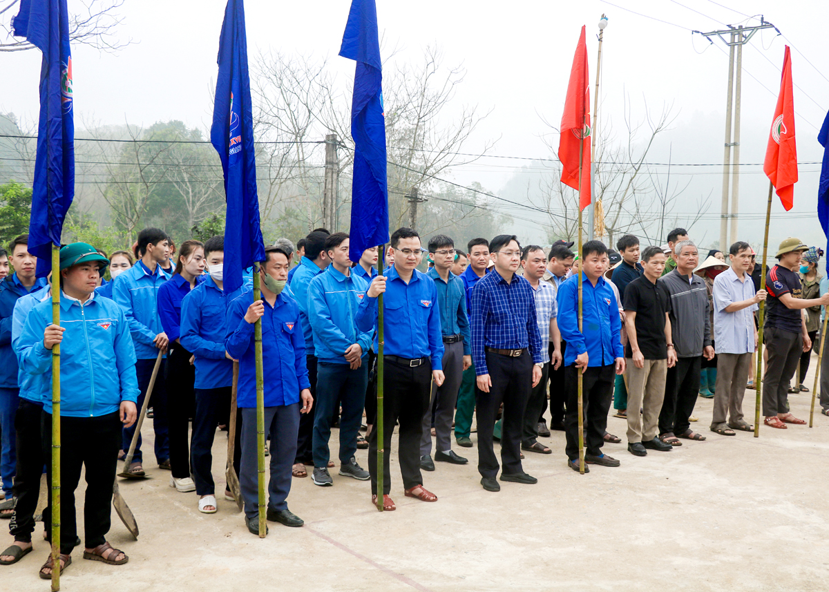 Lãnh đạo UBND huyện Quang Bình và đông đảo đoàn viên, thanh niên tham gia Lễ ra quân Tháng Thanh niên năm 2025 tại xã Tân Trịnh.