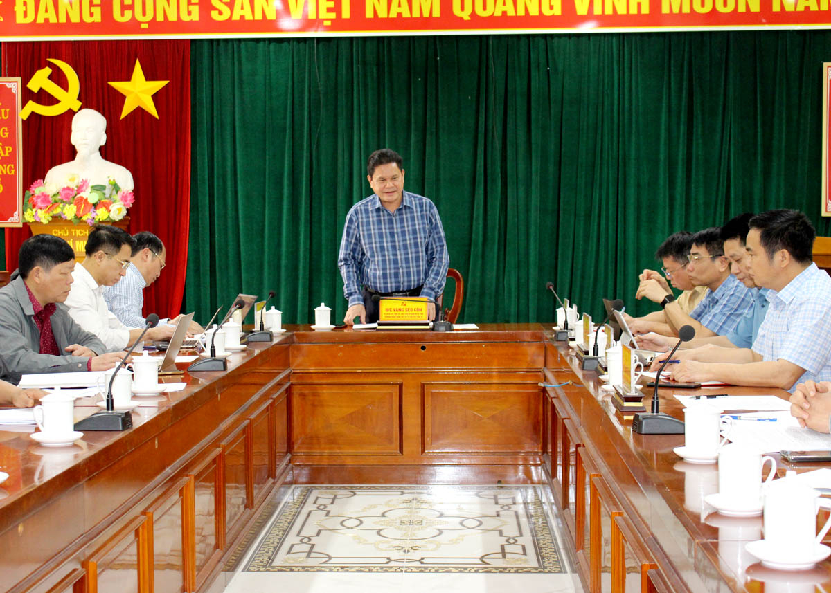 Đồng chí Vàng Seo Cón làm việc với huyện Hoàng Su Phì.