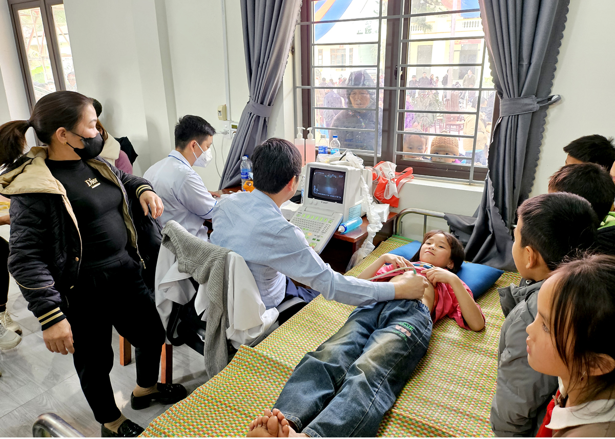 Giám đốc BVĐK tỉnh Hà Giang siêu âm cho các em học sinh Trường PTDTBT Tiểu học Na Khê (Yên Minh)
