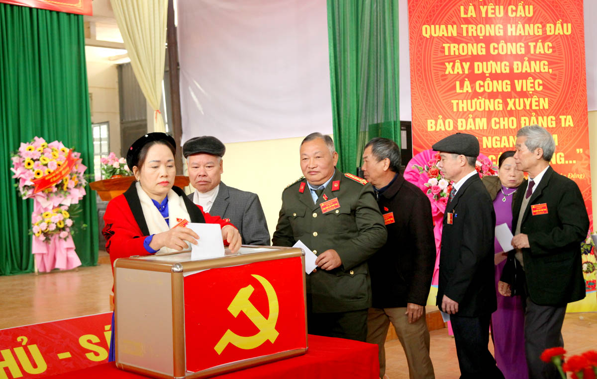Đại hội Chi bộ tổ 5, thị trấn Yên Minh diễn ra trang trọng, đúng quy định.
