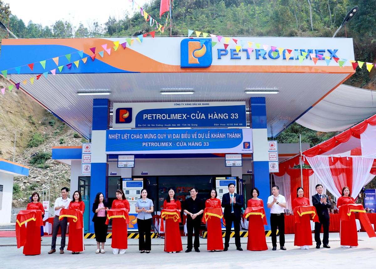 Các đại biểu cắt băng khai trương Cửa hàng Xăng dầu 33.
