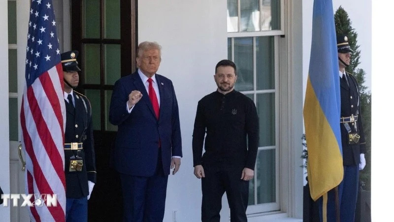 Tổng thống Mỹ Donald Trump (giữa) và Tổng thống Ukraine Volodymyr Zelensky tại cuộc gặp ở Nhà trắng, Washington, D.C., ngày 28/2.