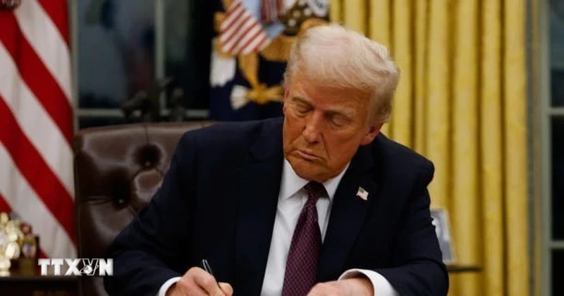 Tổng thống Mỹ Donald Trump ký sắc lệnh tại Nhà Trắng, Washington, D.C.