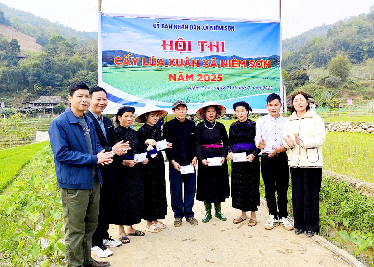 Ban Tổ chức trao giải cho các đội tham gia hội thi.