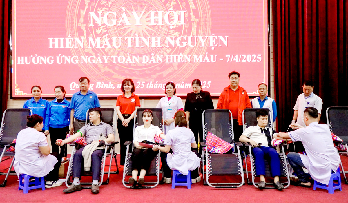 Cán bộ các cơ quan, đơn vị trên địa bàn huyện Quang Bình tham gia HMTN. Ảnh: Trung Hậu.