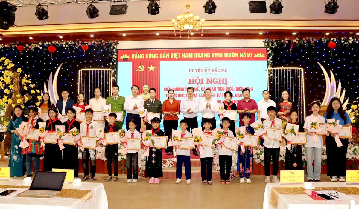 Lãnh đạo huyện Bắc Mê cùng lãnh đạo Ban Tuyên giáo và Dân vận Tỉnh ủy tặng Giấy khen cho các tập thể và cá nhân.