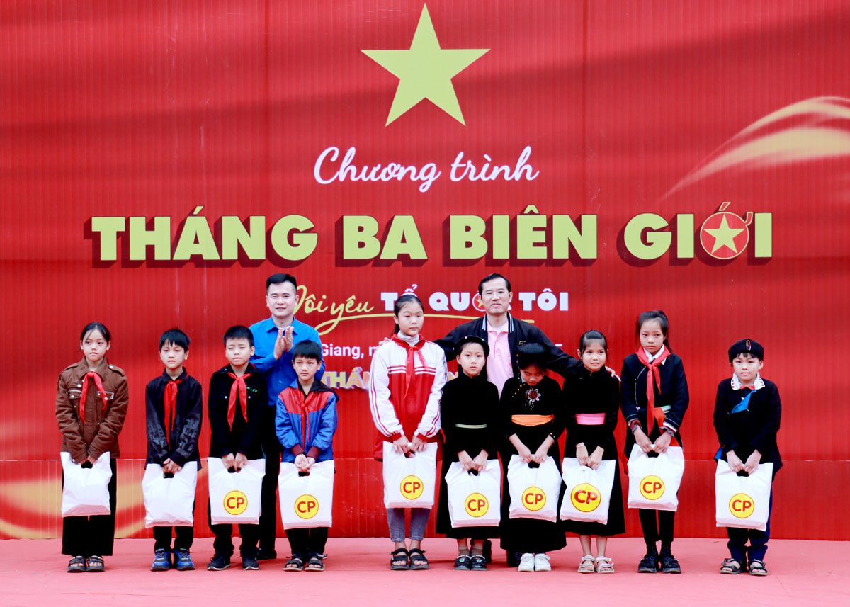 Các đơn vị tặng quà học sinh nghèo vượt khó của xã Thanh Thủy.